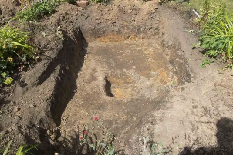 Wie man einen Teich mit Wasser füllt (vollständige Anleitung)