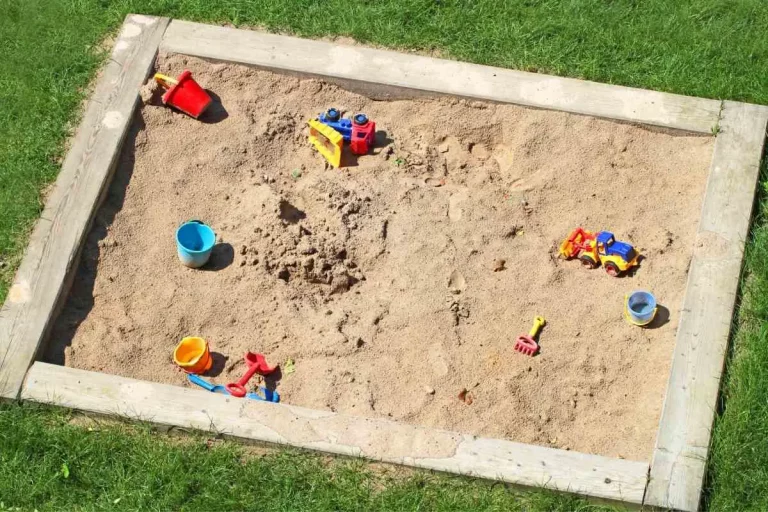 Wie man Sandkasten-Sand säubert