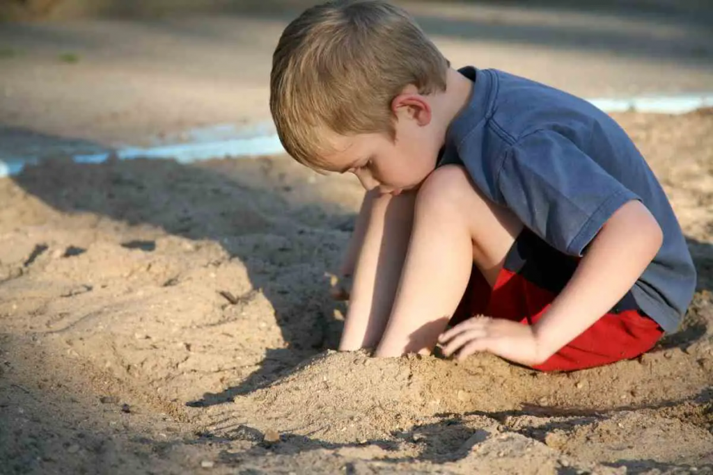 Wie man Sandkasten-Sand säubert